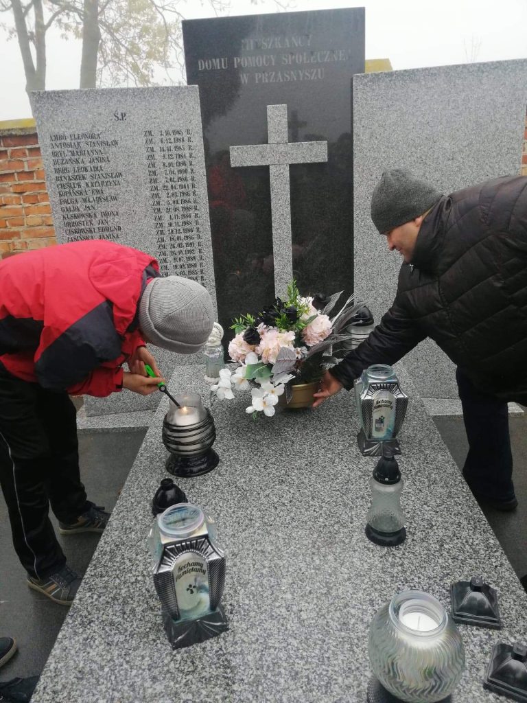 Zdjęcie 1 z galerii: Święto Zmarłych 2022. Odwiedziny grobów zmarłych mieszkańców.